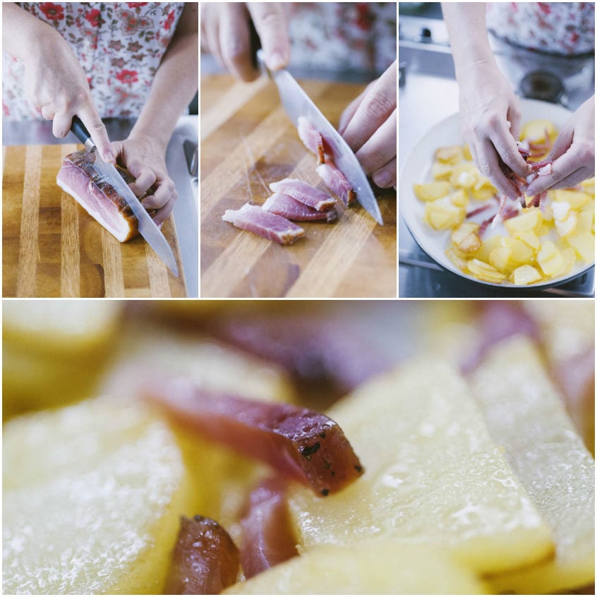 Listarelle di speck affettate sul tagliere e aggiunte alle patate in padella