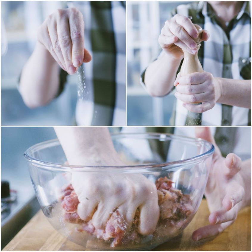 Mani che impastano carne macinata condita con sale e pepe macinato fresco