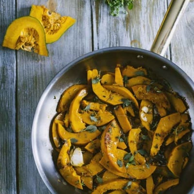 Zucca saltata in padella con aglio ed erbe aromatiche fresche