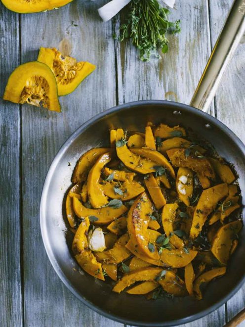 Zucca saltata in padella con aglio ed erbe aromatiche fresche