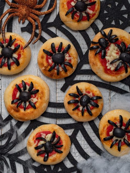 Pizzette ragno con pomodoro, mozzarella e olive nere a forma di ragno