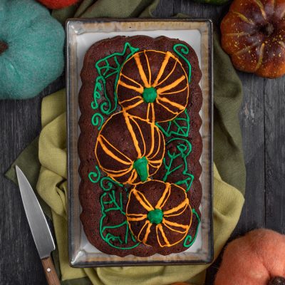 Plumcake zucca e cacao decorato con tre zucche in ghiaccia arancione e verde