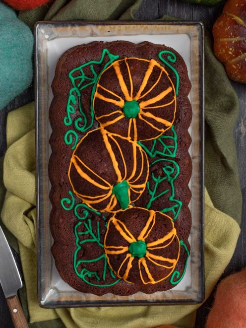 Plumcake zucca e cacao decorato con tre zucche in ghiaccia arancione e verde