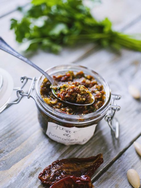 Pesto di pomodori secchi, presentato in un vasetto etichettato