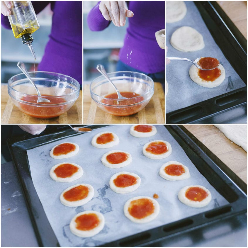Salsa di pomodoro condita con olio e sale, poi distribuita con un cucchiaio sui dischetti di impasto