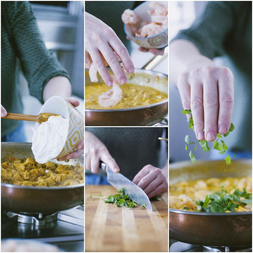 Gamberi e yogurt aggiunti al curry, poi coriandolo tritato sparso sopra il condimento in padella