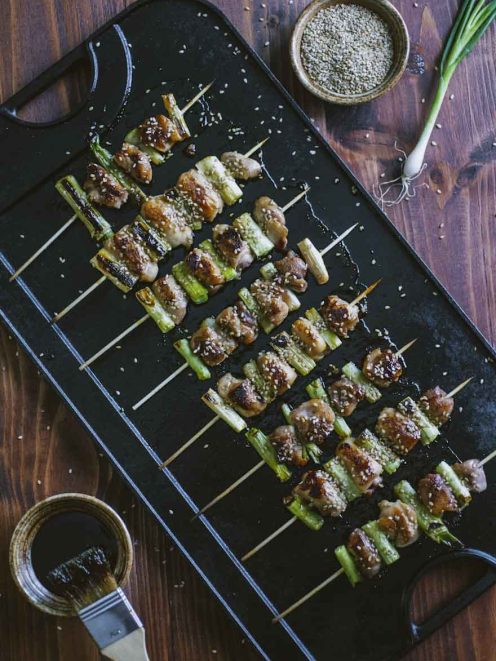 Yakitori, serviti caldi con semi di sesamo a guarnire