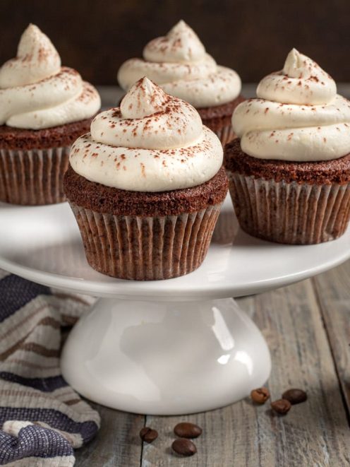 Cupcake cappuccino al cioccolato con ciuffo di crema e spolverata di cacao