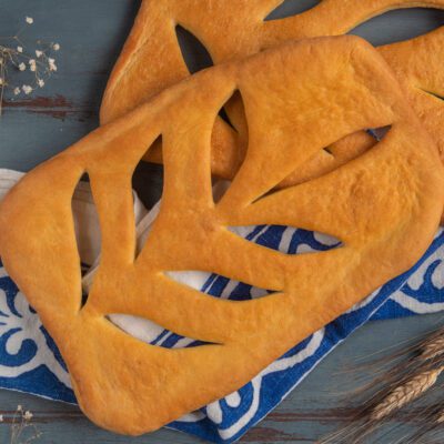 Fougasse dorata con tagli a foglia sovrapposta, dalla crosta uniforme e ben cotta