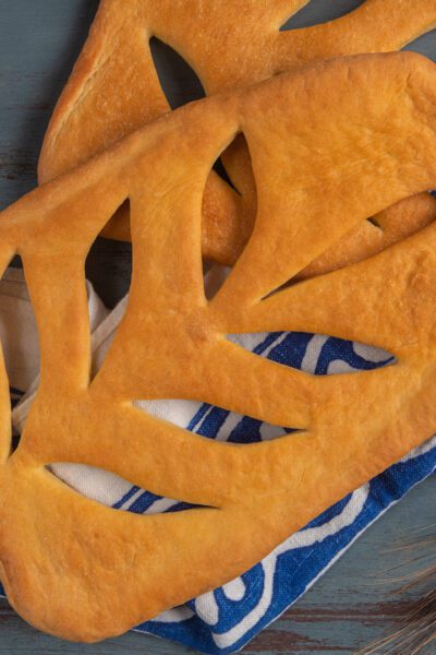 Fougasse dorata con tagli a foglia sovrapposta, dalla crosta uniforme e ben cotta