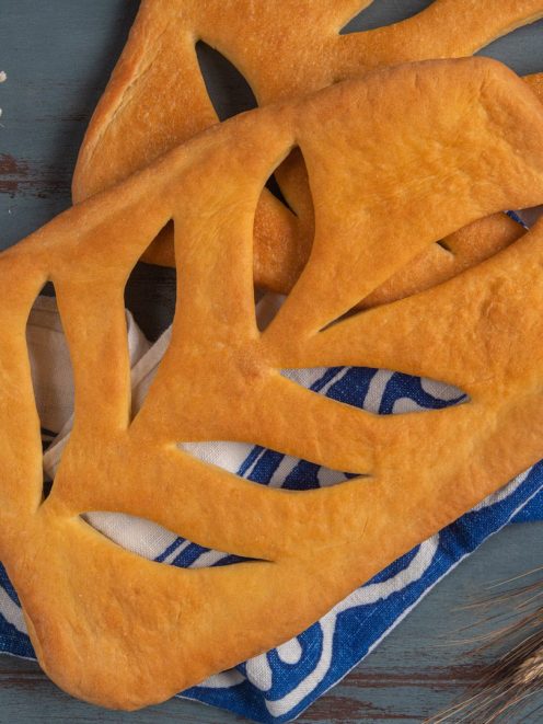 Fougasse dorata con tagli a foglia sovrapposta, dalla crosta uniforme e ben cotta
