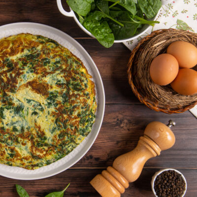 Frittata di spinaci e ricotta salata dorata in superficie, con spinaci ben distribuiti