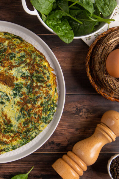 Frittata di spinaci e ricotta salata dorata in superficie, con spinaci ben distribuiti