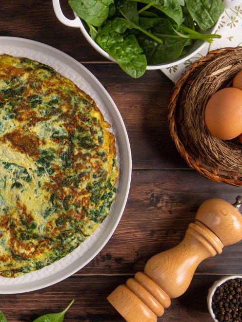 Frittata di spinaci e ricotta salata dorata in superficie, con spinaci ben distribuiti