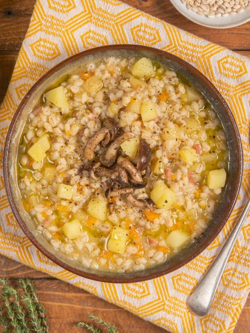 Zuppa di orzo con funghi e mele, patate a cubetti e brodo dorato con pepe nero