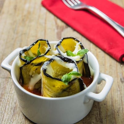 Cocotte di paccheri ripieni avvolti in melanzana grigliata con mozzarella filante e basilico fresco