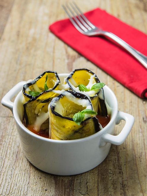 Cocotte di paccheri ripieni avvolti in melanzana grigliata con mozzarella filante e basilico fresco
