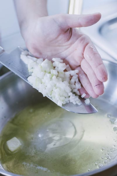Come fare il soffritto per il risotto