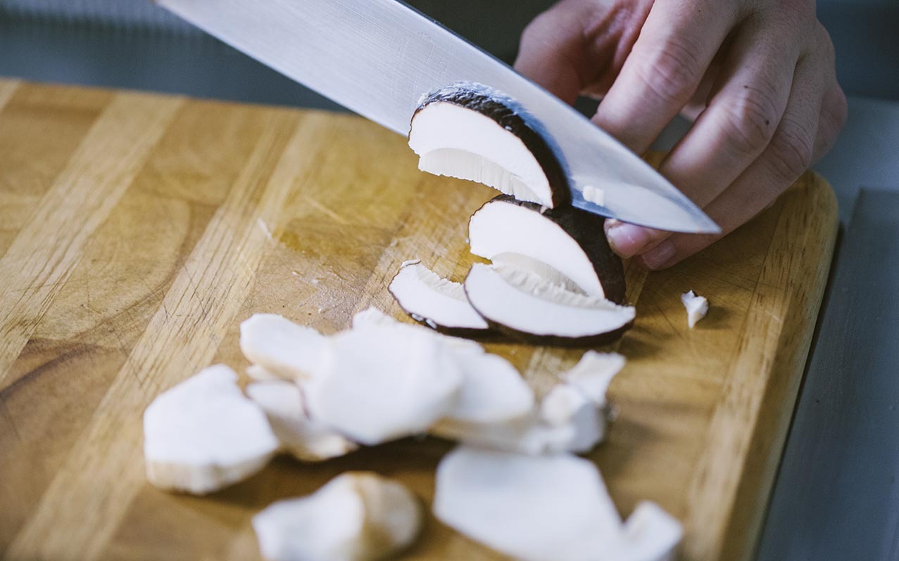 Taglia il porcino a fette o a spicchi, non troppo sottili