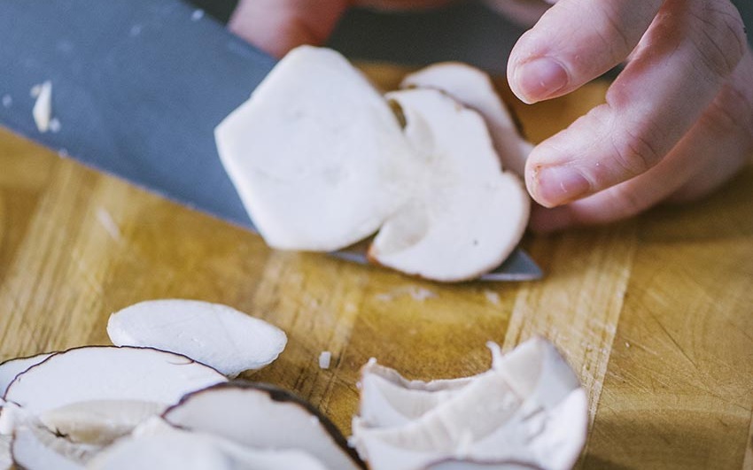 Taglia il porcino per il lungo, dal cappello alla base.