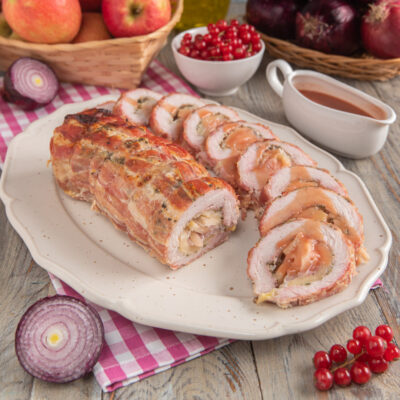Arrotolato di maiale con mele e cipolle affettato e nappato con salsa al fondo di cottura