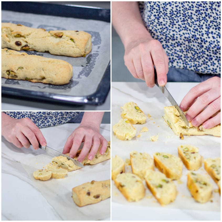 Filoncini di cantucci al pistacchio tagliati a fette con un coltello prima della seconda cottura