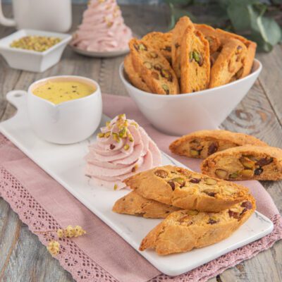 Cantucci salati al formaggio con pistacchi e mandorle, serviti con zabaione salato e crema rosa