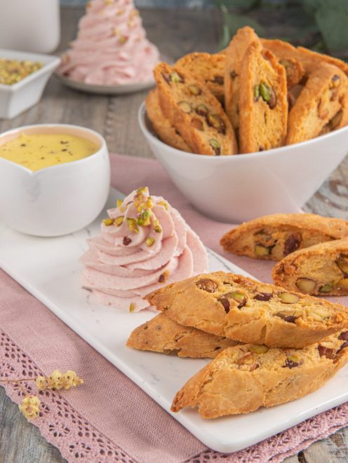 Cantucci salati al formaggio con pistacchi e mandorle, serviti con zabaione salato e crema rosa