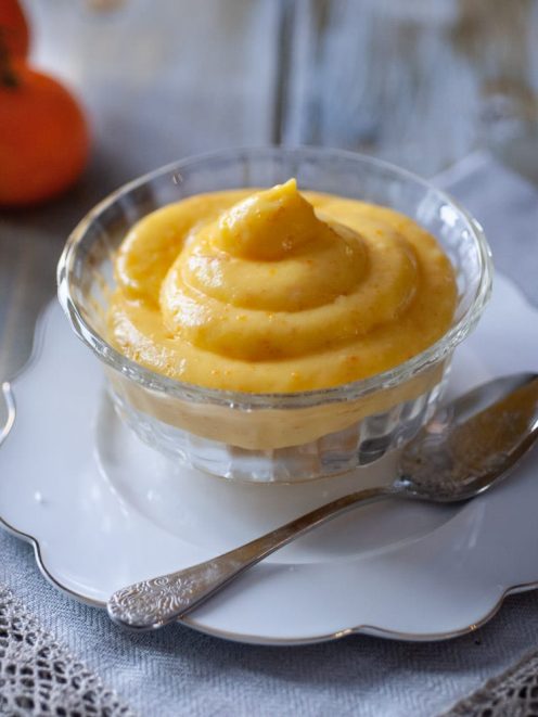 Crema pasticcera al mandarino servita in coppetta di vetro con cucchiaino d'argento