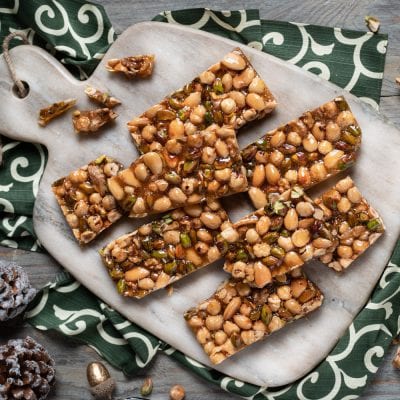 Croccante alla frutta secca tagliato a barrette con mandorle, pistacchi e nocciole caramellate