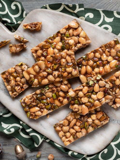 Croccante alla frutta secca tagliato a barrette con mandorle, pistacchi e nocciole caramellate