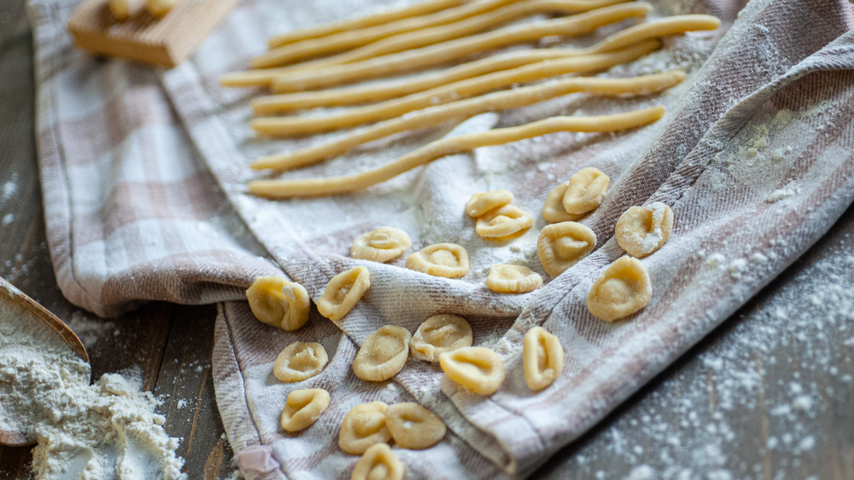 Orecchiette e spaghetti alla chitarra freschi adagiati su un canovaccio infarinato