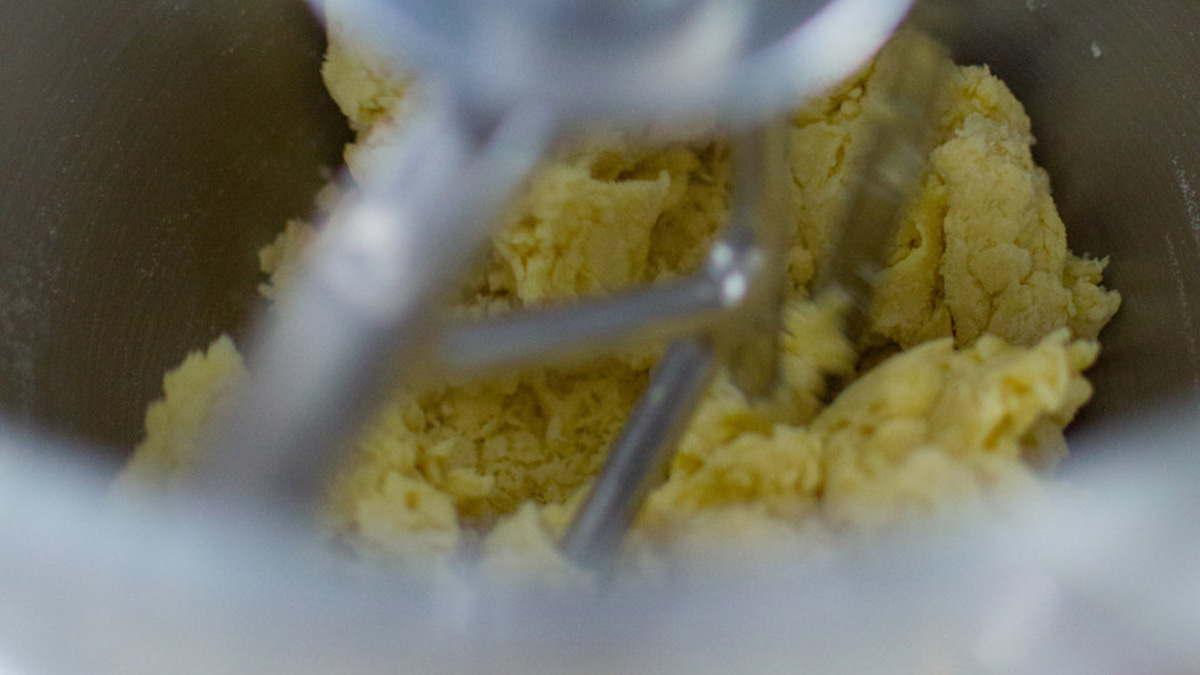 Impasto di pasta fresca che si raccoglie in massa compatta nella planetaria