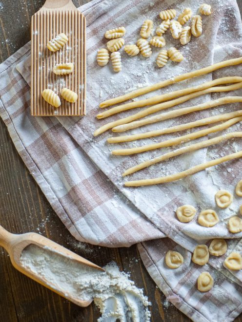 Pasta fresca di semola cruda: cavatelli rigati, spaghetti alla chitarra e orecchiette disposti su un canovaccio infarinato
