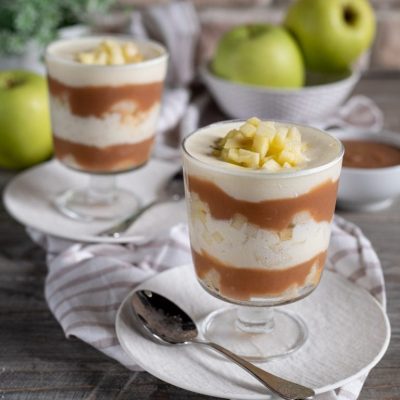 Tiramisù in bicchiere alle mele con strati di crema, salsa al caramello e dadini di mela fresca