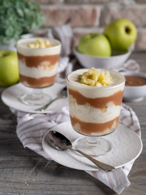 Tiramisù in bicchiere alle mele con strati di crema, salsa al caramello e dadini di mela fresca