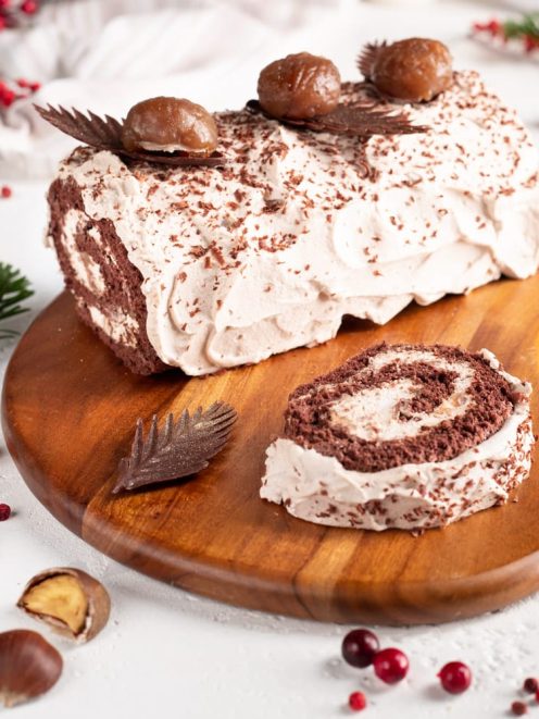 Tronchetto di Natale con crema di marroni, ricoperto di panna e scaglie di cioccolato