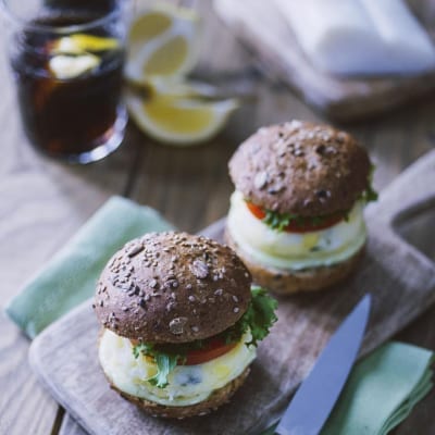 Miniburger di baccalà su panino integrale ai semi con pomodoro, lattuga e maionese al wasabi