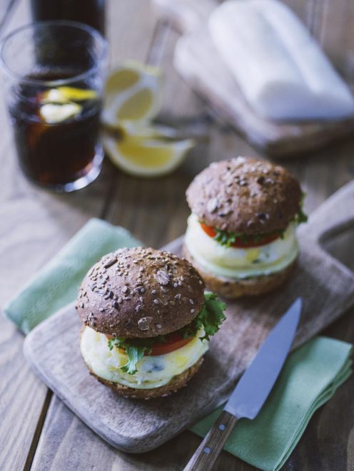 Miniburger di baccalà su panino integrale ai semi con pomodoro, lattuga e maionese al wasabi