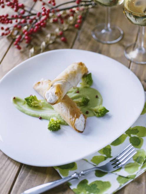Cannoli croccanti di pasta fillo ripieni di baccalà mantecato su crema di broccolo romano e pepe rosa