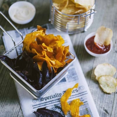 Chips di verdure fritte miste: zucca e barbabietola croccanti servite con salse