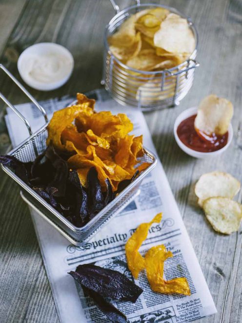 Chips di verdure fritte miste: zucca e barbabietola croccanti servite con salse