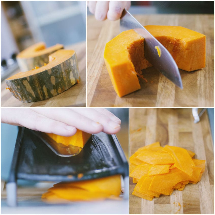 Zucca affettata sottilmente con mandolina sul tagliere, dopo aver rimosso la buccia