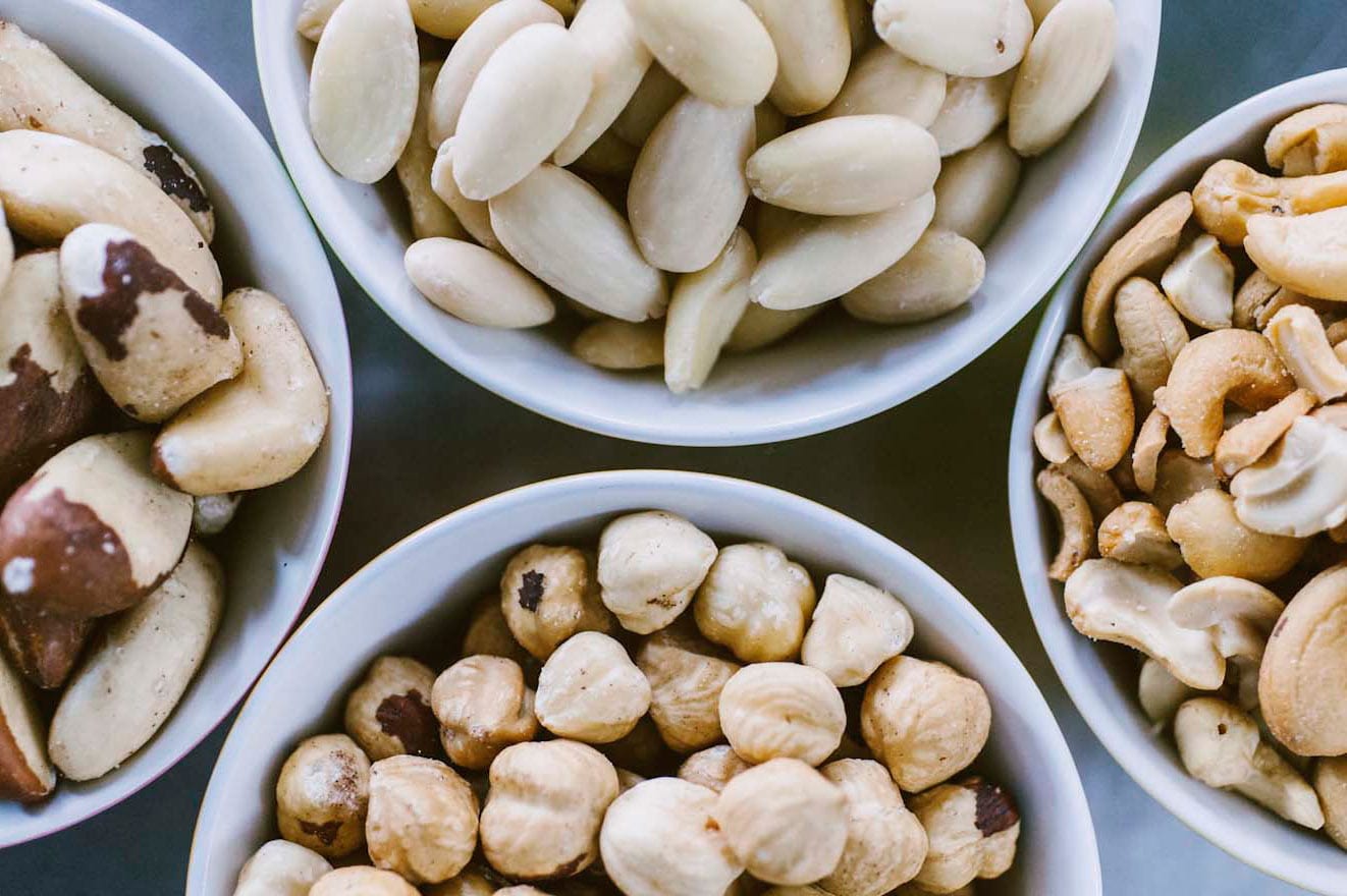 Come spellare la frutta secca, per dolci e aperitivi