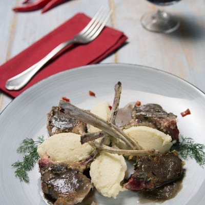 Costolette d'agnello con purè di sedano rapa, salsa al fondo e finocchietto fresco