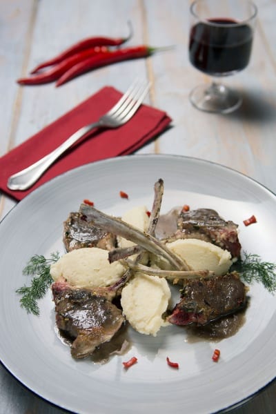 Costolette d'agnello con purè di sedano rapa, salsa al fondo e finocchietto fresco