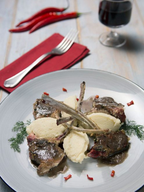 Costolette d'agnello con purè di sedano rapa, salsa al fondo e finocchietto fresco