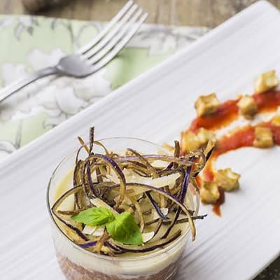 Bicchierini di couscous alla Norma con fonduta di formaggio e chips di verdure croccanti