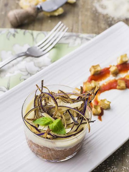 Bicchierini di couscous alla Norma con fonduta di formaggio e chips di verdure croccanti