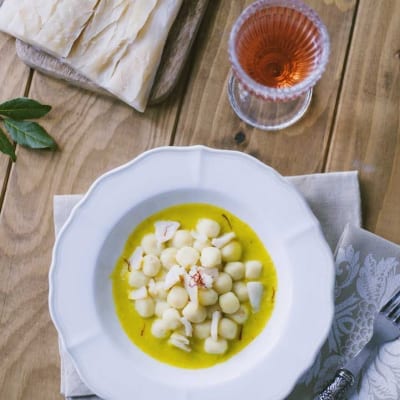 Gnocchetti di baccalà in salsa di cipollotti e zafferano, guarniti con scaglie di baccalà